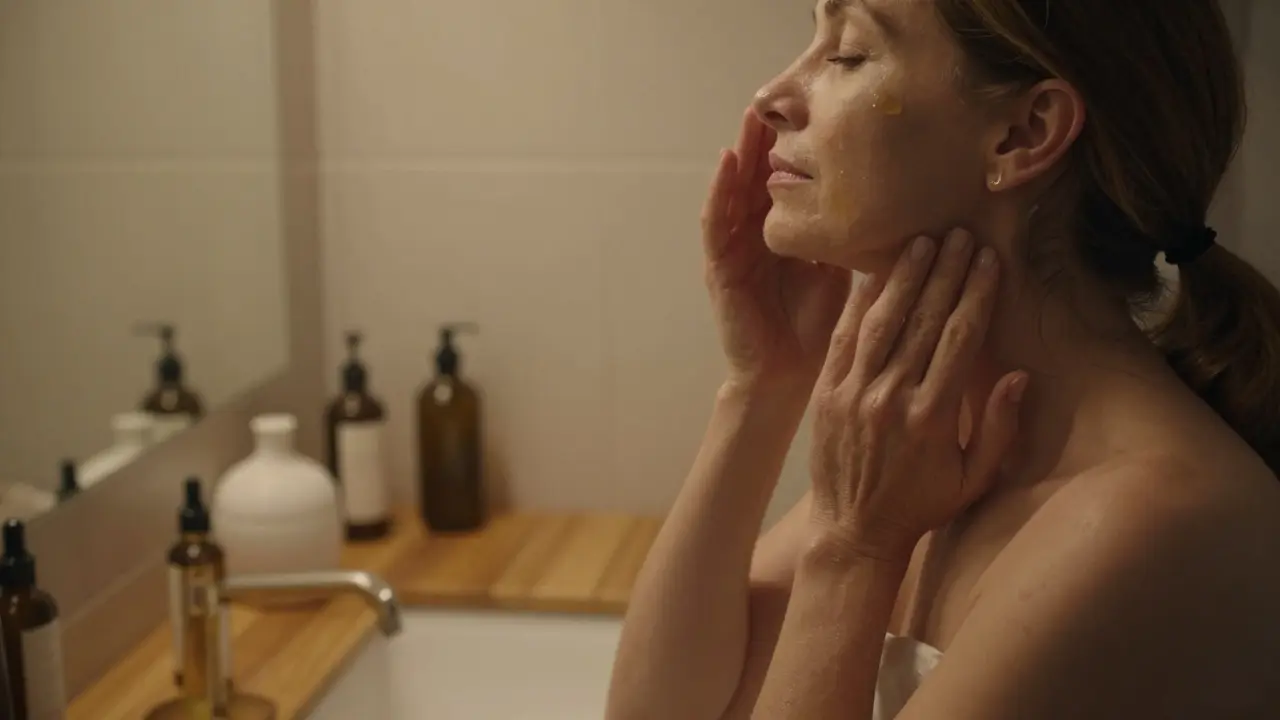 Jaký olej na zralou pleť? Nejlepší volby podle typu pleti a věku