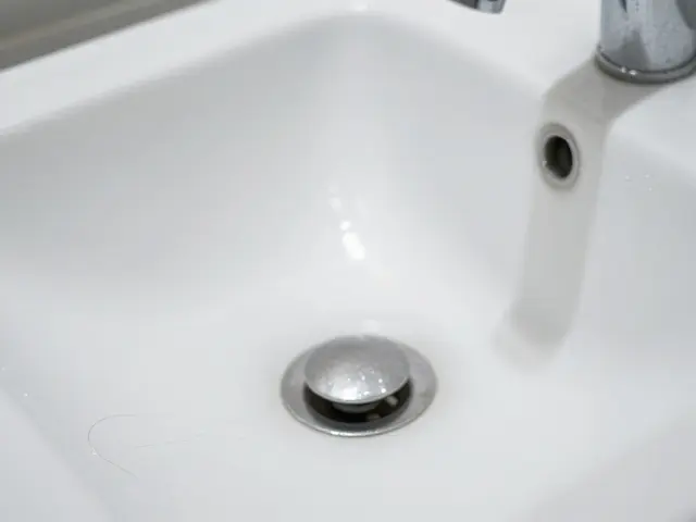 Proč vypadávají vlasy? Hlavní příčiny a jak zastavit řídnutí vlasů